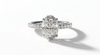 Bague de fiançailles Origine Paris en or blanc 18 carats, diamant de synthèse ovale sur anneau pavé de diamants, sur fond blanc