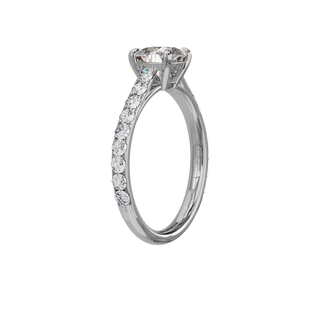 Bague Classique sertie coussin, diamant de synthèse de 1 carat, or blanc 18 carats recyclé, vue de trois quarts
