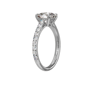 Bague Classique sertie coussin, diamant de synthèse de 2 carats, or blanc 18 carats recyclé, vue de trois quarts