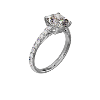 Bague Classique sertie coussin, diamant de synthèse de 3 carats, or blanc 18 carats recyclé, vue de trois quarts en plongée