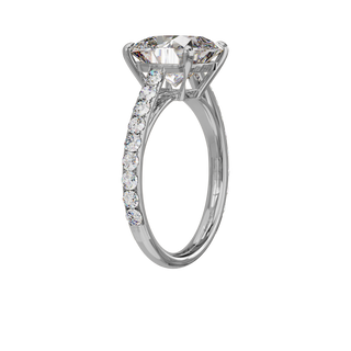 Bague Classique sertie coussin, diamant de synthèse de 4 carats, or blanc 18 carats recyclé, vue de trois quarts
