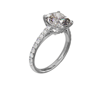 Bague Classique sertie coussin, diamant de synthèse de 4 carats, or blanc 18 carats recyclé, vue de trois quarts en plongée
