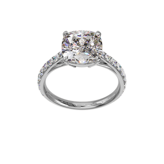 Bague Classique sertie coussin, diamant de synthèse de 4 carats, or blanc 18 carats recyclé, vue de face en plongée