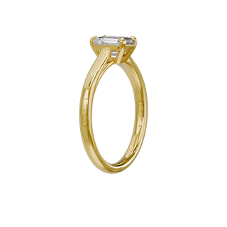 Bague Classique émeraude, diamant de synthèse de 1 carat, or jaune 18 carats recyclé, vue de trois quarts