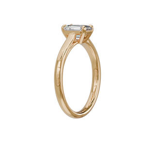 Bague Classique émeraude, diamant de synthèse de 1 carat, or rose 18 carats recyclé, vue de trois quarts