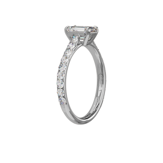Bague Classique sertie émeraude, diamant de synthèse de 1 carat, or blanc 18 carats recyclé, vue de trois quarts