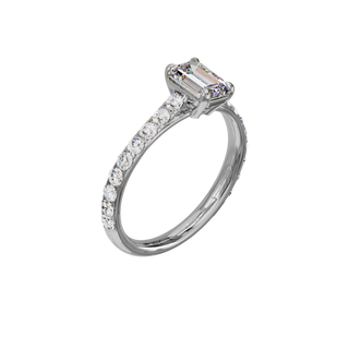 Bague Classique sertie émeraude, diamant de synthèse de 1 carat, or blanc 18 carats recyclé, vue de trois quarts en plongée