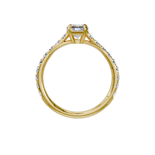Bague Classique sertie émeraude, diamant de synthèse de 1 carat, or jaune 18 carats recyclé, vue de face