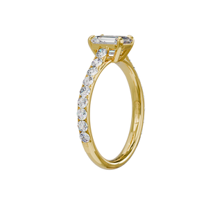 Bague Classique sertie émeraude, diamant de synthèse de 1 carat, or jaune 18 carats recyclé, vue de trois quarts