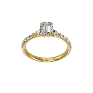 Bague Classique sertie émeraude, diamant de synthèse de 1 carat, or jaune 18 carats recyclé, vue de face en plongée