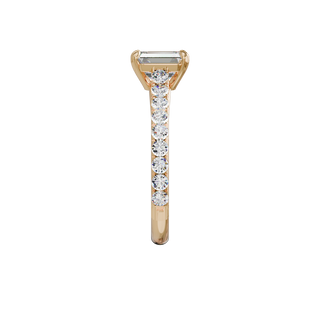 Bague Classique sertie émeraude, diamant de synthèse de 1 carat, or rose 18 carats recyclé, vue de profil