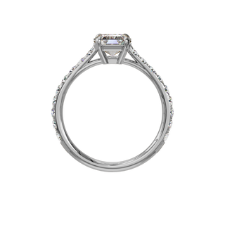 Bague Classique sertie émeraude, diamant de synthèse de 2 carats, or blanc 18 carats recyclé, vue de face