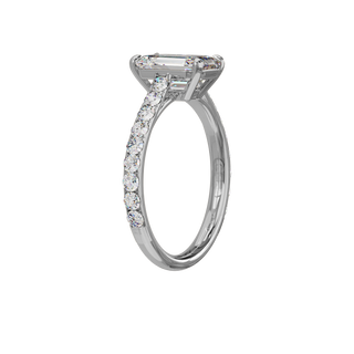 Bague Classique sertie émeraude, diamant de synthèse de 2 carats, or blanc 18 carats recyclé, vue de trois quarts