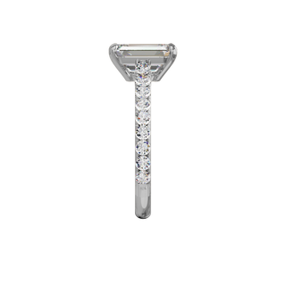 Bague Classique sertie émeraude, diamant de synthèse de 2 carats, or blanc 18 carats recyclé, vue de profil