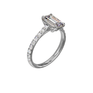 Bague Classique sertie émeraude, diamant de synthèse de 2 carats, or blanc 18 carats recyclé, vue de trois quarts en plongée