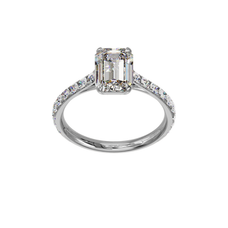Bague Classique sertie émeraude, diamant de synthèse de 2 carats, or blanc 18 carats recyclé, vue de face en plongée