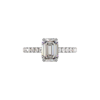 Bague Classique sertie émeraude, diamant de synthèse de 2 carats, or blanc 18 carats recyclé, vue de dessus