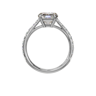 Bague Classique sertie émeraude, diamant de synthèse de 4 carats, or blanc 18 carats recyclé, vue de face