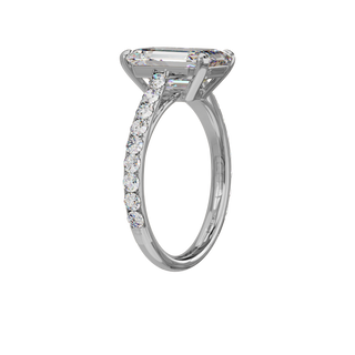 Bague Classique sertie émeraude, diamant de synthèse de 4 carats, or blanc 18 carats recyclé, vue de trois quarts