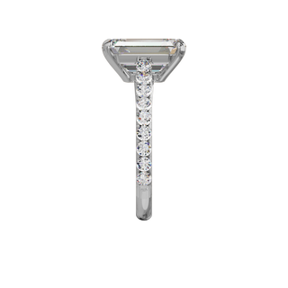 Bague Classique sertie émeraude, diamant de synthèse de 4 carats, or blanc 18 carats recyclé, vue de profil