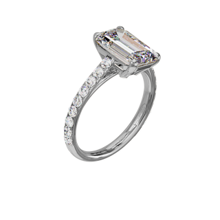Bague Classique sertie émeraude, diamant de synthèse de 4 carats, or blanc 18 carats recyclé, vue de trois quarts en plongée