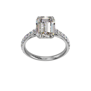 Bague Classique sertie émeraude, diamant de synthèse de 4 carats, or blanc 18 carats recyclé, vue de face en plongée