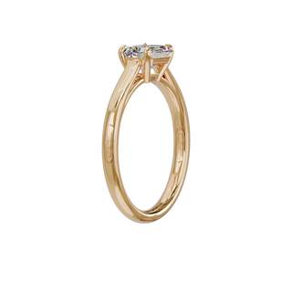 Bague Classique émeraude est-ouest, diamant de synthèse de 1 carat, or rose 18 carats recyclé, vue de trois quarts