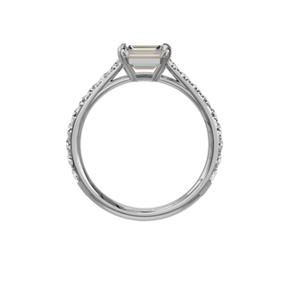 Bague Classique sertie émeraude est-ouest, diamant de synthèse de 1 carat, or blanc 18 carats recyclé, vue de face