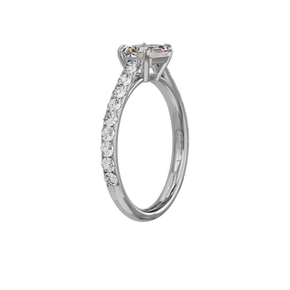 Bague Classique sertie émeraude est-ouest, diamant de synthèse de 1 carat, or blanc 18 carats recyclé, vue de trois quarts