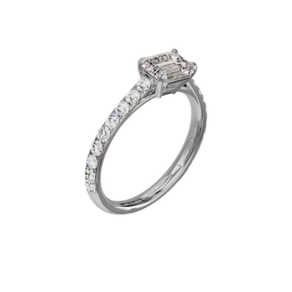 Bague Classique sertie émeraude est-ouest, diamant de synthèse de 1 carat, or blanc 18 carats recyclé, vue de trois quarts en plongée