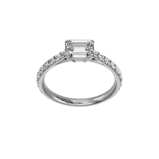 Bague Classique sertie émeraude est-ouest, diamant de synthèse de 1 carat, or blanc 18 carats recyclé, vue de face en plongée