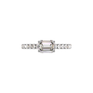 Bague Classique sertie émeraude est-ouest, diamant de synthèse de 1 carat, or blanc 18 carats recyclé, vue de dessus