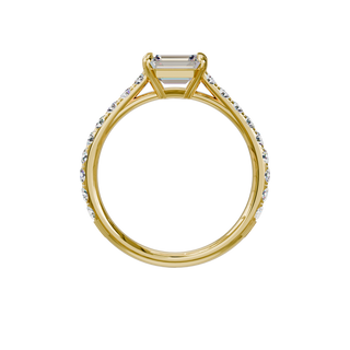 Bague Classique sertie émeraude est-ouest, diamant de synthèse de 1 carat, or jaune 18 carats recyclé, vue de face