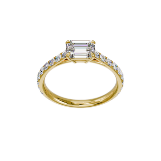 Bague Classique sertie émeraude est-ouest, diamant de synthèse de 1 carat, or jaune 18 carats recyclé, vue de face en plongée