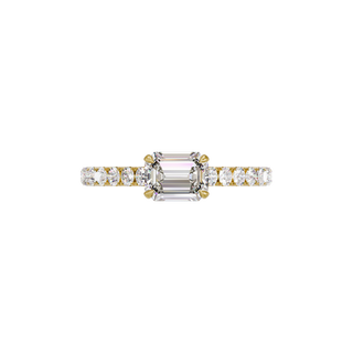 Bague Classique sertie émeraude est-ouest, diamant de synthèse de 1 carat, or jaune 18 carats recyclé, vue de dessus