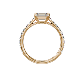 Bague Classique sertie émeraude est-ouest, diamant de synthèse de 1 carat, or rose 18 carats recyclé, vue de face