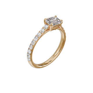 Bague Classique sertie émeraude est-ouest, diamant de synthèse de 1 carat, or rose 18 carats recyclé, vue de trois quarts en plongée