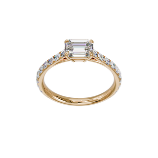 Bague Classique sertie émeraude est-ouest, diamant de synthèse de 1 carat, or rose 18 carats recyclé, vue de face en plongée