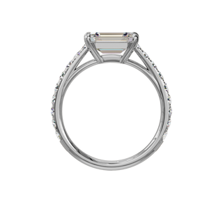 Bague Classique sertie émeraude est-ouest, diamant de synthèse de 2 carats, or blanc 18 carats recyclé, vue de face