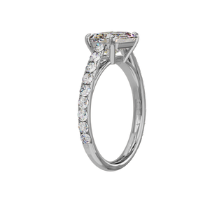 Bague Classique sertie émeraude est-ouest, diamant de synthèse de 2 carats, or blanc 18 carats recyclé, vue de trois quarts