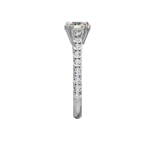 Bague Classique sertie émeraude est-ouest, diamant de synthèse de 2 carats, or blanc 18 carats recyclé, vue de profil