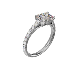Bague Classique sertie émeraude est-ouest, diamant de synthèse de 2 carats, or blanc 18 carats recyclé, vue de trois quarts en plongée