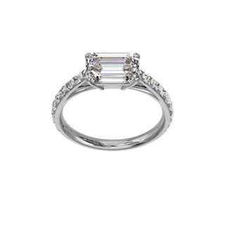 Bague Classique sertie émeraude est-ouest, diamant de synthèse de 2 carats, or blanc 18 carats recyclé, vue de face en plongée