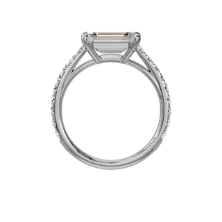 Bague Classique sertie émeraude est-ouest, diamant de synthèse de 3 carats, or blanc 18 carats recyclé, vue de face