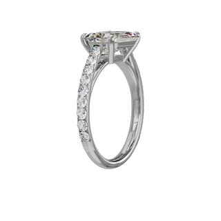 Bague Classique sertie émeraude est-ouest, diamant de synthèse de 3 carats, or blanc 18 carats recyclé, vue de trois quarts
