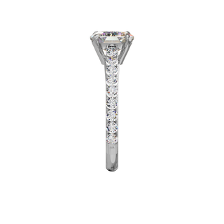 Bague Classique sertie émeraude est-ouest, diamant de synthèse de 3 carats, or blanc 18 carats recyclé, vue de profil