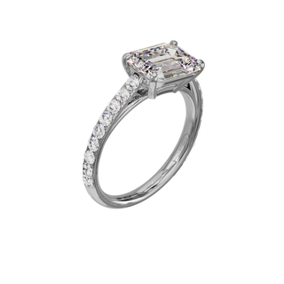 Bague Classique sertie émeraude est-ouest, diamant de synthèse de 3 carats, or blanc 18 carats recyclé, vue de trois quarts en plongée