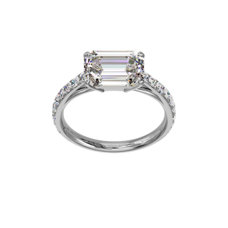 Bague Classique sertie émeraude est-ouest, diamant de synthèse de 3 carats, or blanc 18 carats recyclé, vue de face en plongée