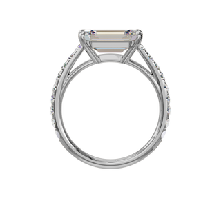Bague Classique sertie émeraude est-ouest, diamant de synthèse de 4 carats, or blanc 18 carats recyclé, vue de face