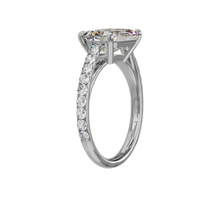 Bague Classique sertie émeraude est-ouest, diamant de synthèse de 4 carats, or blanc 18 carats recyclé, vue de trois quarts